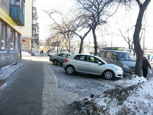 Парковка через тротуар