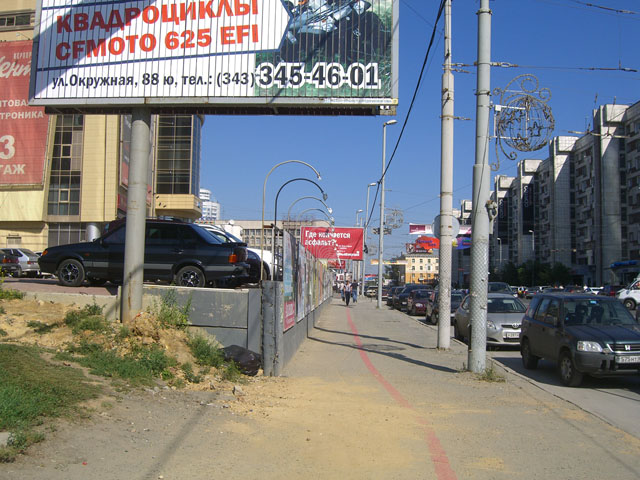 Пешеходное пространство около самого высокого здания в городе.