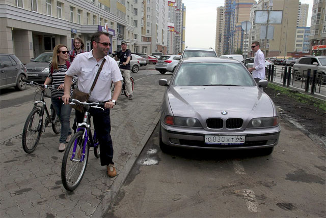 Парковка на тротуаре и велодорожке на улице Сурикова