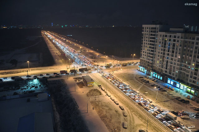 Traffic jam on the street from Akademicheskiy to the city center. Image courtesy of: Vladimir Zadumin