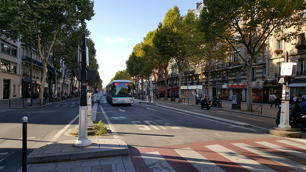 Выделенная полосы для автобусов в Париже