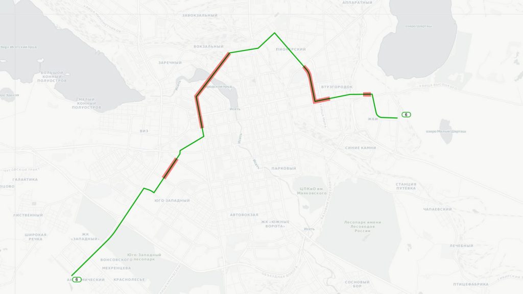 На пути в центр у маршрута №6 не так уж много необособленных участков трамвайных путей.