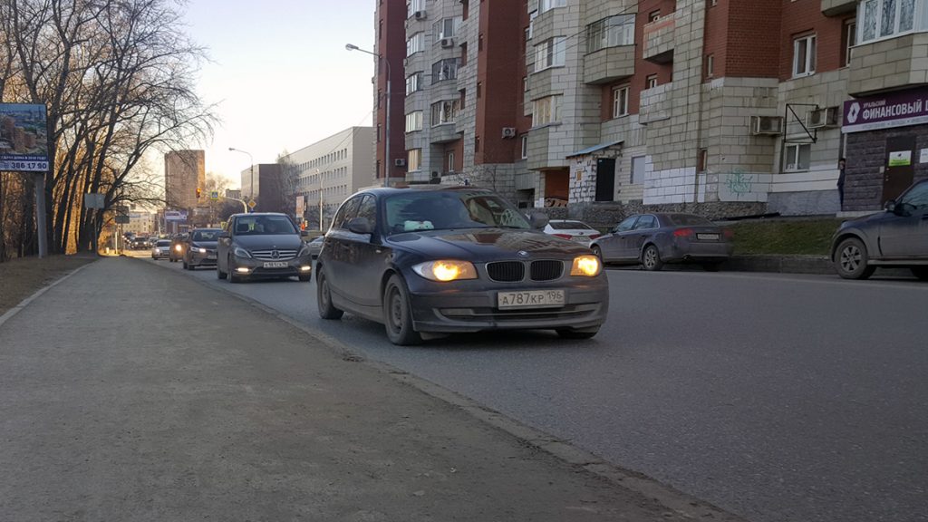 Теперь пешеходы вынуждены ходить вдоль проезжей части по тротуару, на который летит грязь из-под колес машин