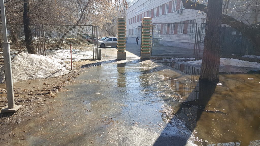 Во многих местах вода переливается через дорожки во время весеннего паводка. Это ведет к постепенному разрушению благоустройства.