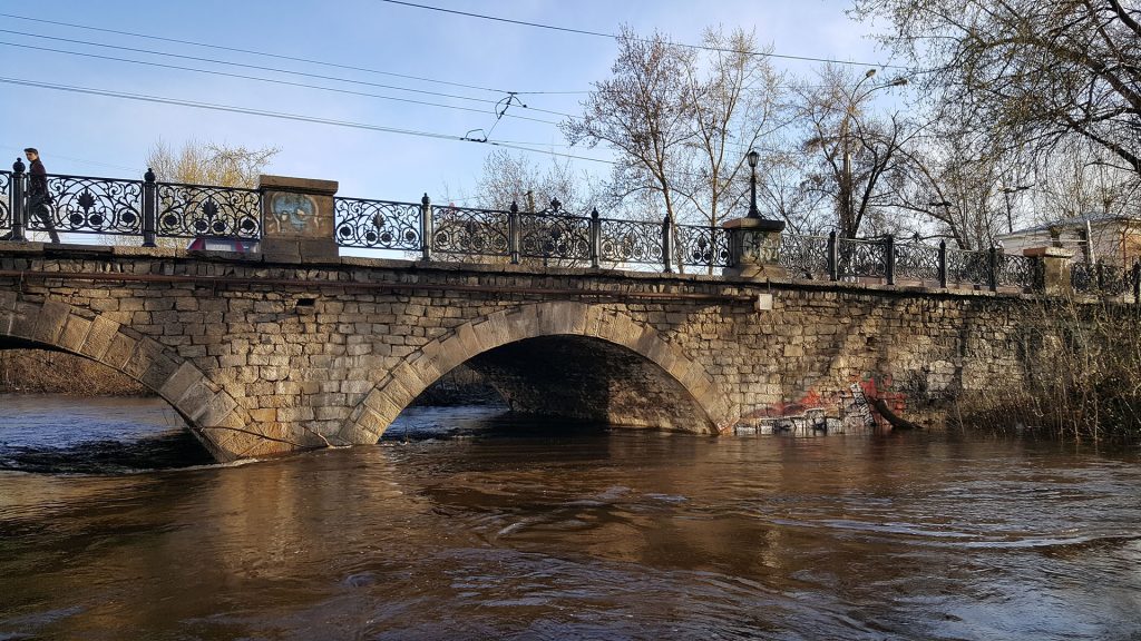 Во время паводков возможно подтопление моста под мостом