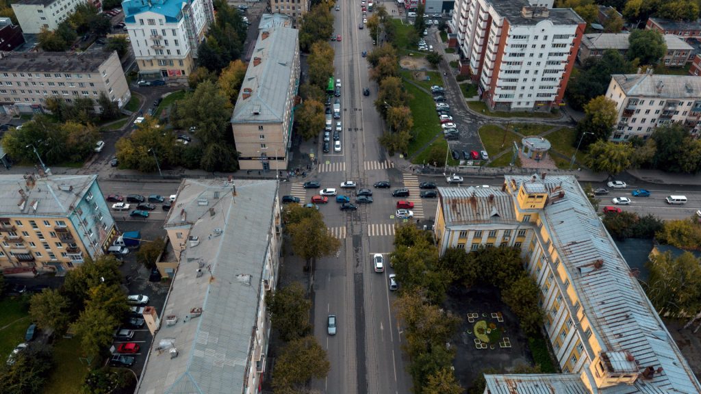 Соседние перекрестки, например, с улицей Фурманова, сдереживают поток по 8 Марта в большей степени, чем перекресток с Фрунзе.