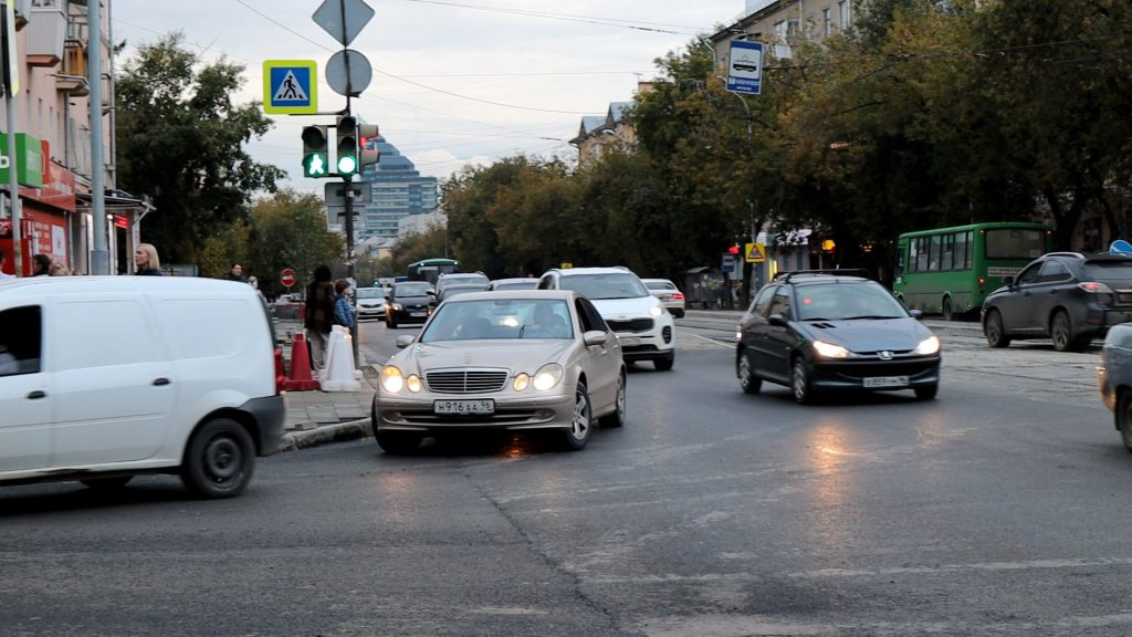 Машины, поворачивающие направо, тормозят основной поток.