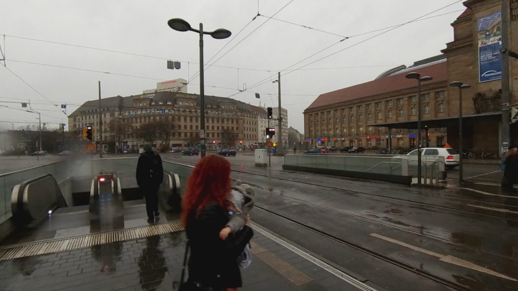 Для пересадки на метро спуск в вестибюль можно было бы сделать прямо с трамвайной платформы.